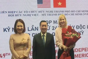 President of the Vietnam-U.S. Friendship Association in Ho Chi Minh City, Pham Thanh Kien (C) and Vice President, Phan Thi Hong Xuan (L) offer flowers to U.S. Consul General in Ho Chi Minh City, Susan Burns. (Photo: SGGP)